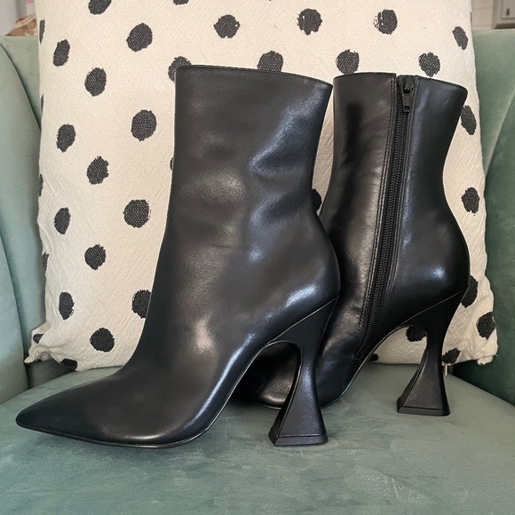 Steve Madden Viya bootie in Black, size 6 - Picture 1 of 7